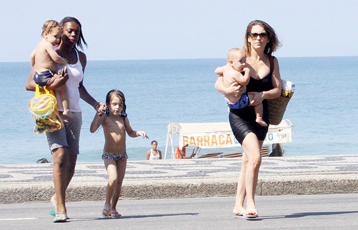Claudia Abreu se diverte com os filhos na praia do Leblon