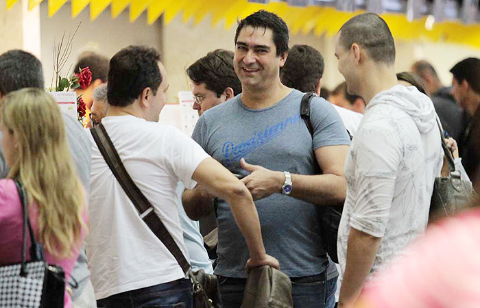 Zeca Camargo e Carmo Dalla Vecchia aparecem juntos em aeroporto de SP