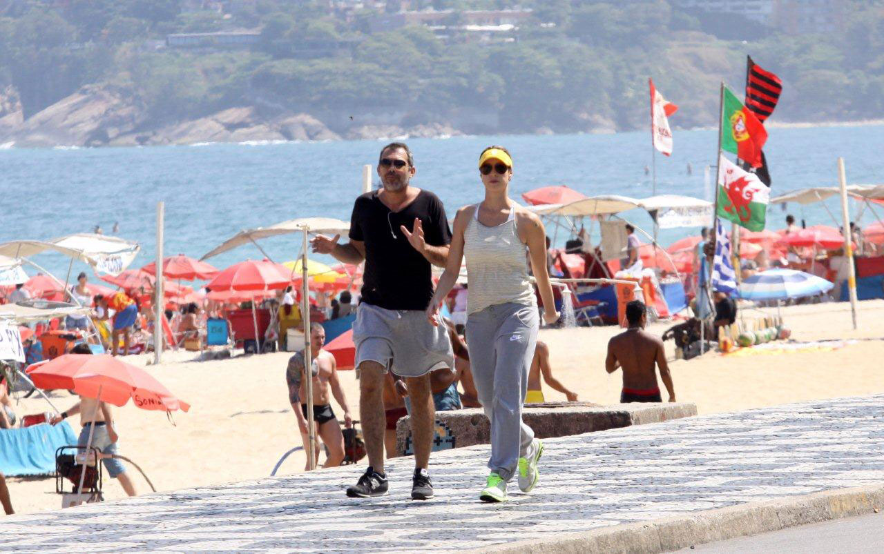 Luana Piovani faz caminhada matinal pelo Leblon