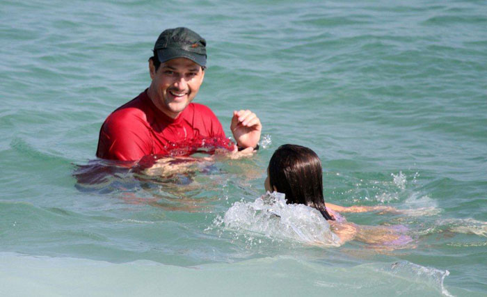 Marcelo Serrado pratica stand-up paddle em Ipanema, no Rio