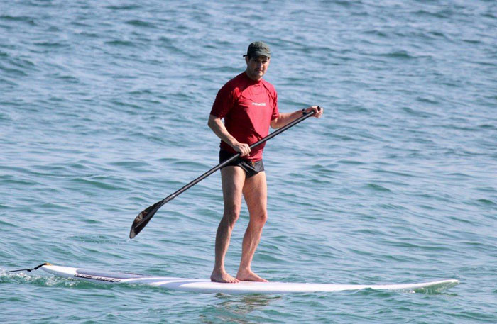 Marcelo Serrado pratica stand-up paddle em Ipanema, no Rio