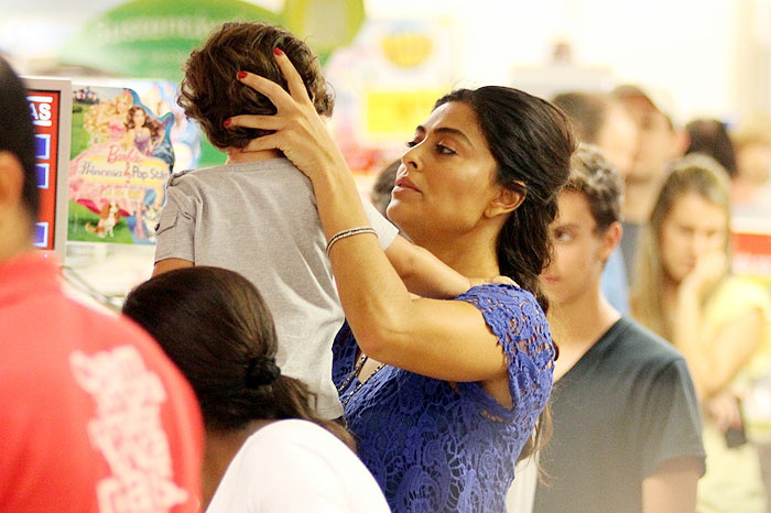 Juliana Paes brinca com o filho em shopping no Rio