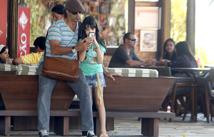 Marcos Pasquim curte almoço de domingo ao lado da filha