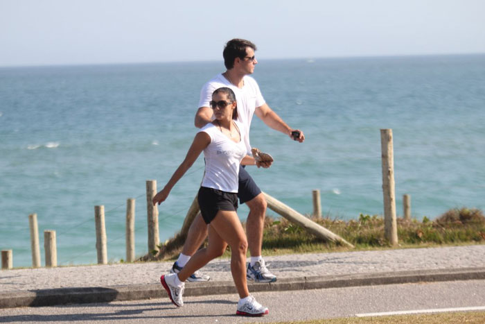 Mônica Carvalho e o marido correm para não serem atropelados no Rio