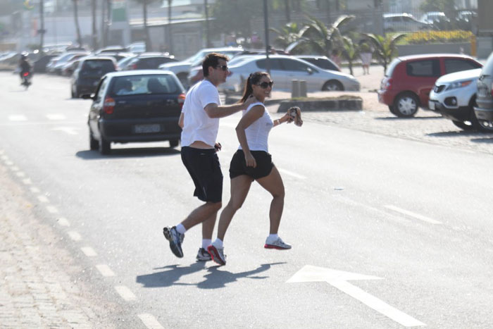 Mônica Carvalho e o marido correm para não serem atropelados no Rio