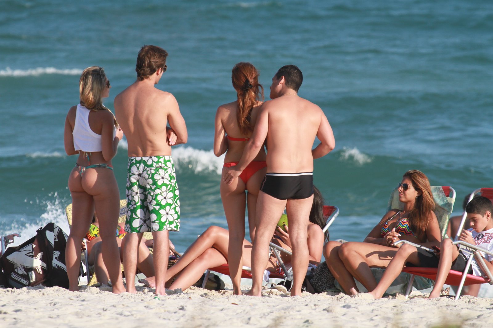Nívea Stelmann curte dia de sol na praia com o namorado, no Rio. Veja as fotos!