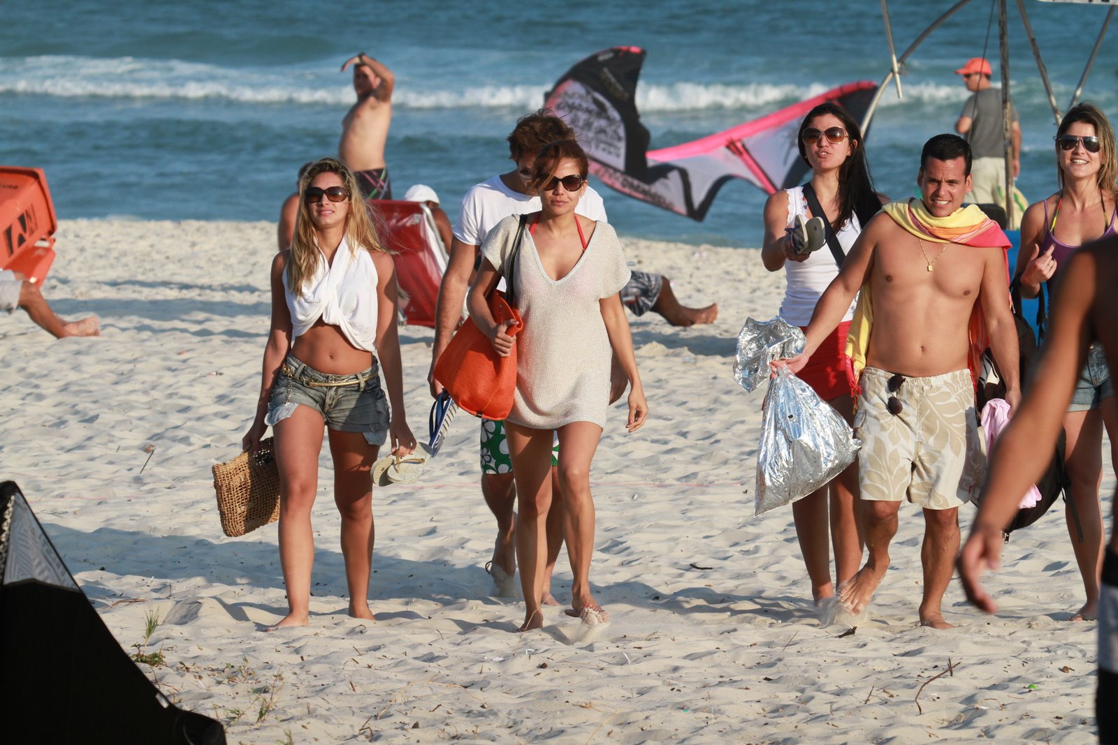 Nívea Stelmann curte dia de sol na praia com o namorado, no Rio. Veja as fotos!