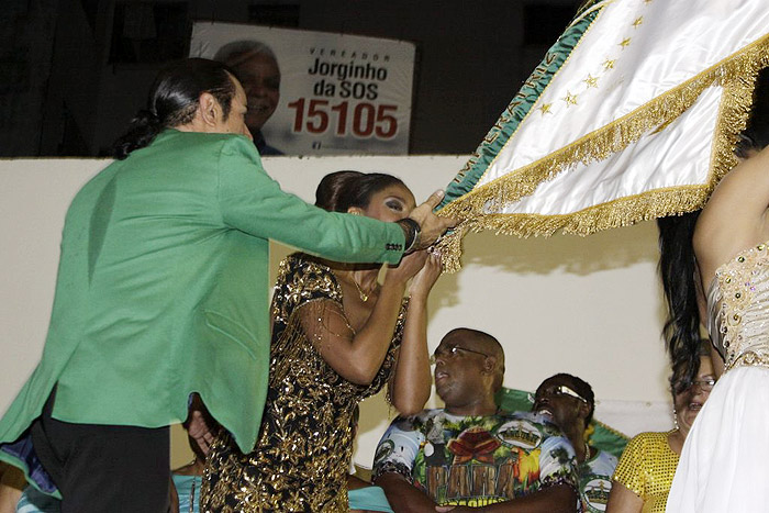 Cris Vianna beija a bandeira da Imperatriz Leopoldinense em sua coroação