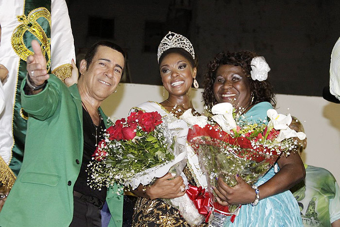 Cris Vianna recebe flores e posa ao lado de Elimar Santos e de integrante da Velha guarda da escola