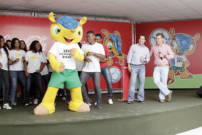 Luciano Huck comandou a festa de lançamento do mascote da Copa de 2014