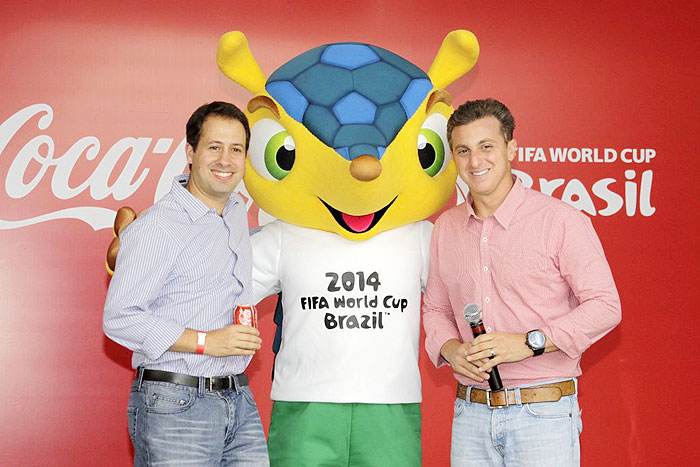 Luciano Huck com o tatu bola, mascote do mundial do Brasil, e executivo da Coca-Cola