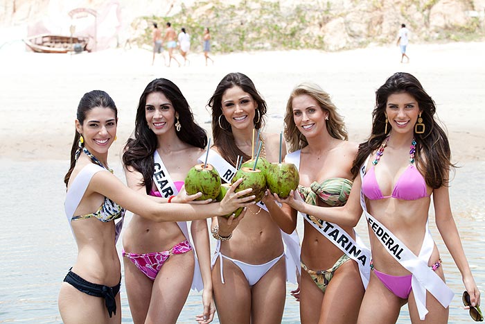 Candidatas ao Miss Brasil visitam praias em Fortaleza