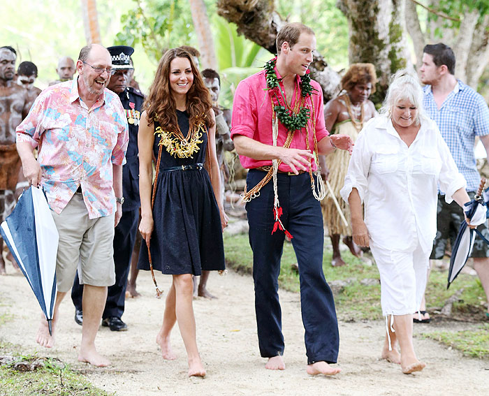 Kate Middleton e Wiliam passeiam descalços nas Ilhas Salomão