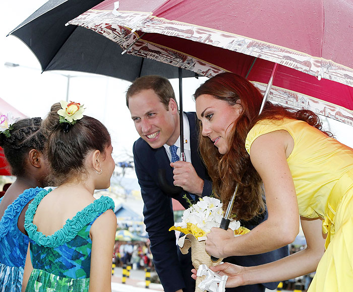 Kate Middleton e Príncipe William são recepcionados por crianças  nas Ilhas Salomão
