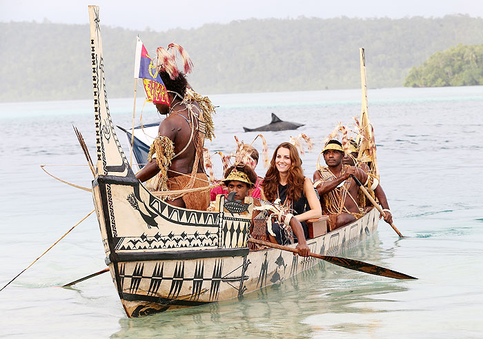 Kate e william passeiam de barco típico nas Ilhas Salomão