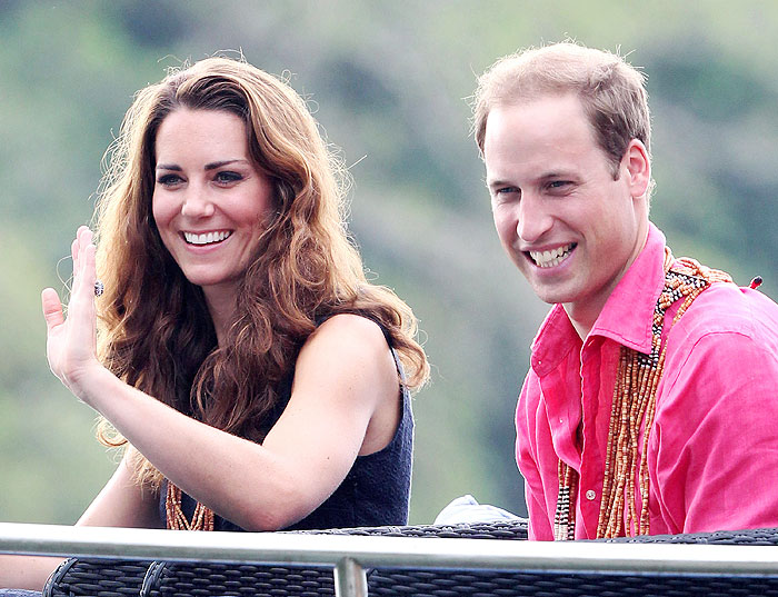 Kate Middleton e Príncipe William distribuem sorrisos nas Ilhas Salomão