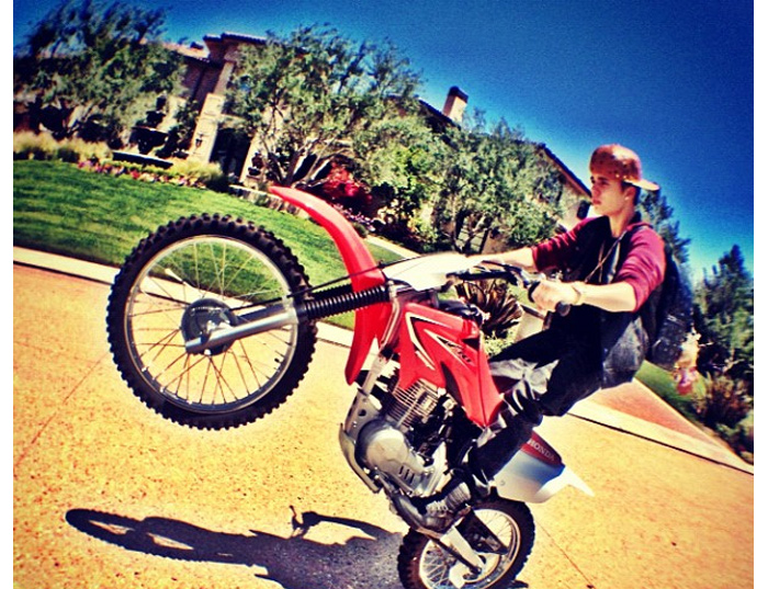 Justin Bieber faz manobra em cima de moto