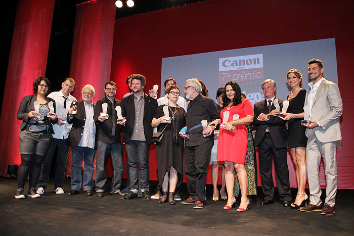 Todos os premiados reunidos no palco do Prêmio