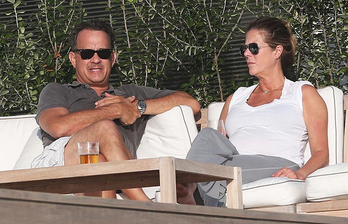 Tom Hanks curte uma cervejinha com a esposa em Malibu