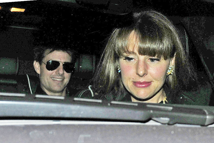 Tom Cruise passeia com mulher misteriosa em Londres