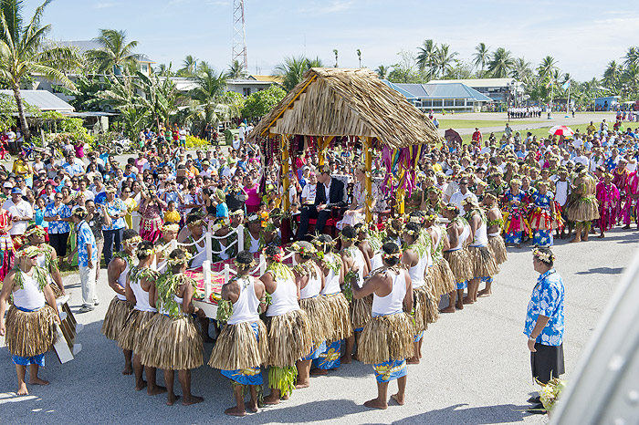 Príncipe William usa saia típica em concurso de dança em Tuvalu