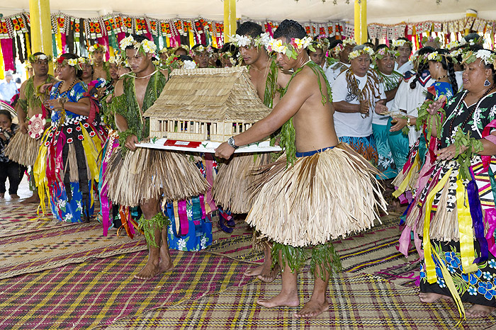 Príncipe William usa saia típica em concurso de dança em Tuvalu