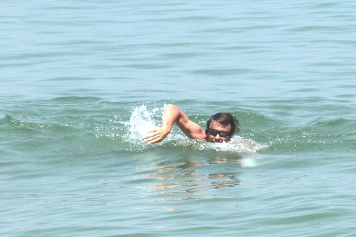 Kaiky Brito curte o mar em praia carioca