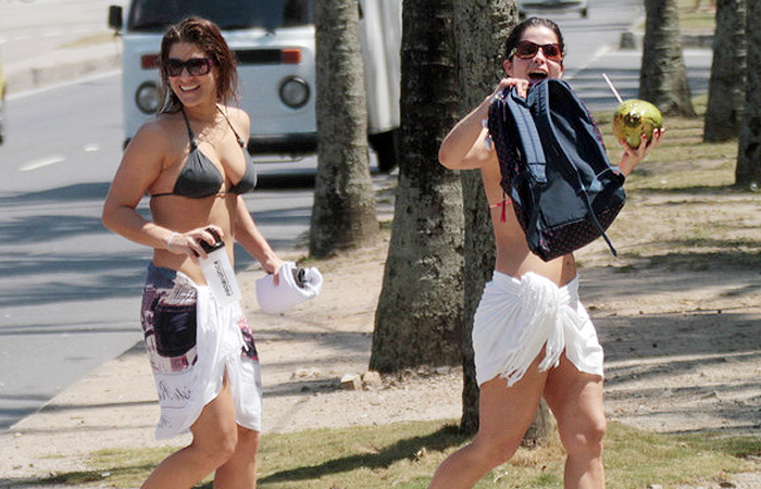 Samara Felippo e Priscila Fantin vão à praia no Rio de Janeiro