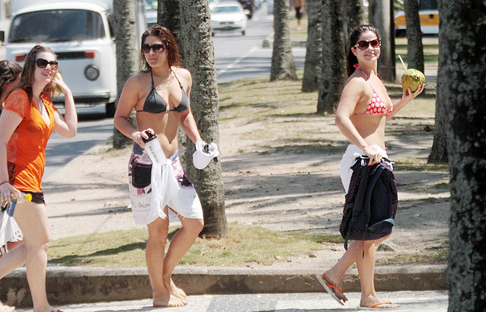 Samara Felippo e Priscila Fantin vão à praia no Rio de Janeiro