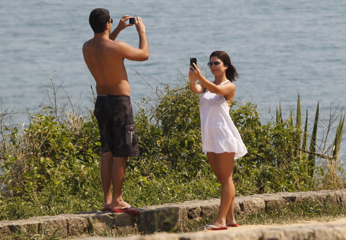 Barbara Borges circula com namorado na Prainha, Rio de Janeiro