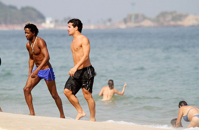Thiago Martins e Paloma Bernardi namoram na praia