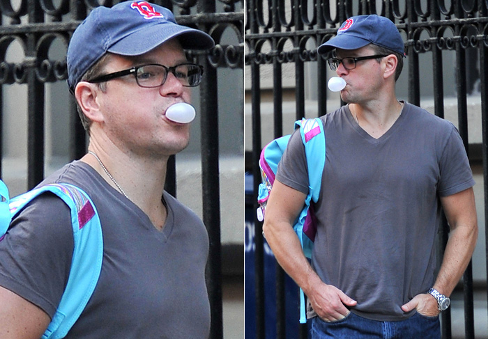 Matt Damon faz bolas de chiclete pelas ruas de Nova York