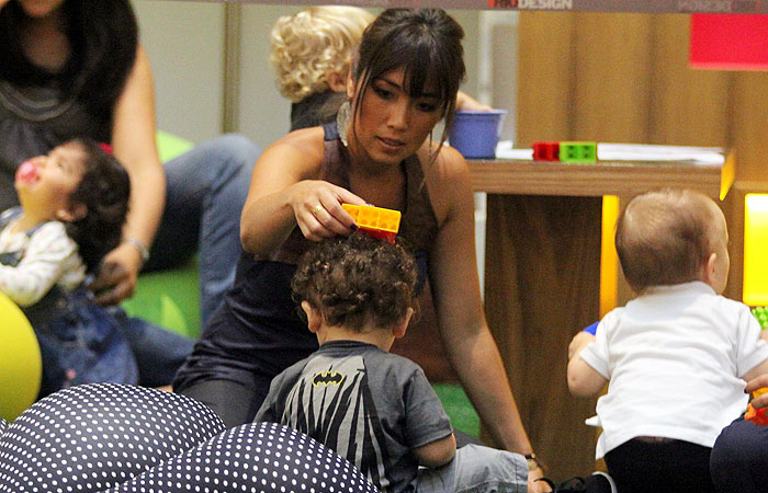 Danielle Suzuki brinca com filho Kauai, em Shopping, no Rio
