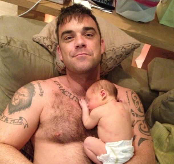 Robbie Williams publica primeira foto com sua filha no Twitter