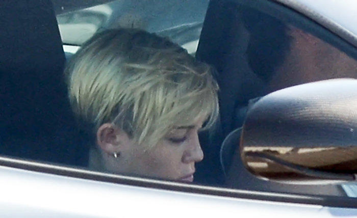 Miley Cyrus passeia em carrão do noivo por Los Angeles