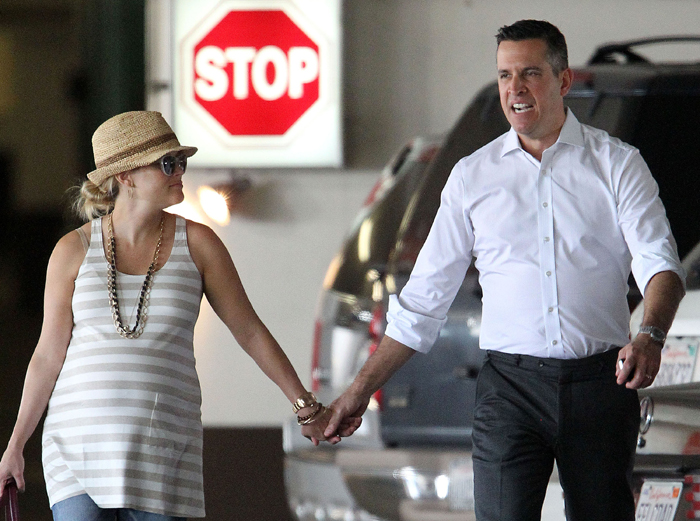 Reese Witherspoon faz exames finais de gravidez, acompanhada do marido