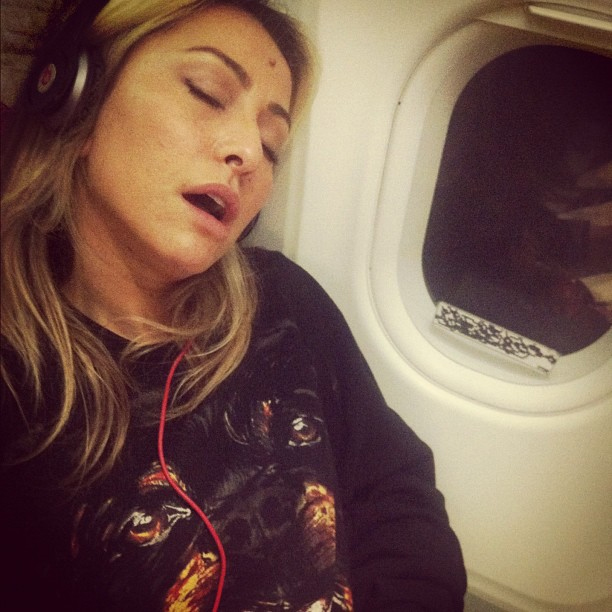 Sabrina Sato dorme de boca aberta em avião