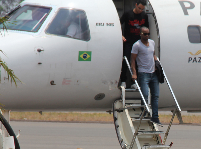 Thiaguinho recebe carinho dos fãs no desembarque em Tocantins