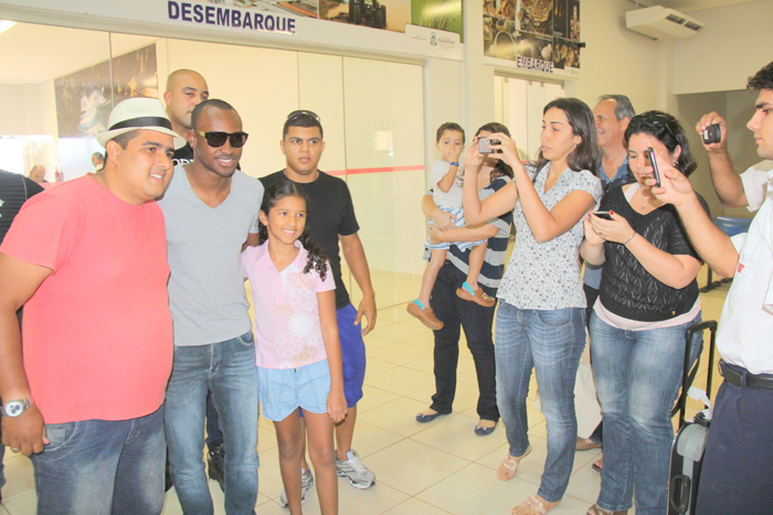 Thiaguinho recebe carinho dos fãs no desembarque em Tocantins