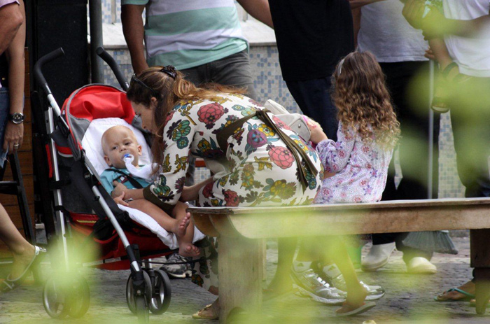 Cláudia Abreu curte domingo com o marido e os filhos