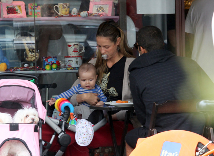 Luana Piovani chupa chupeta durante café da manhã