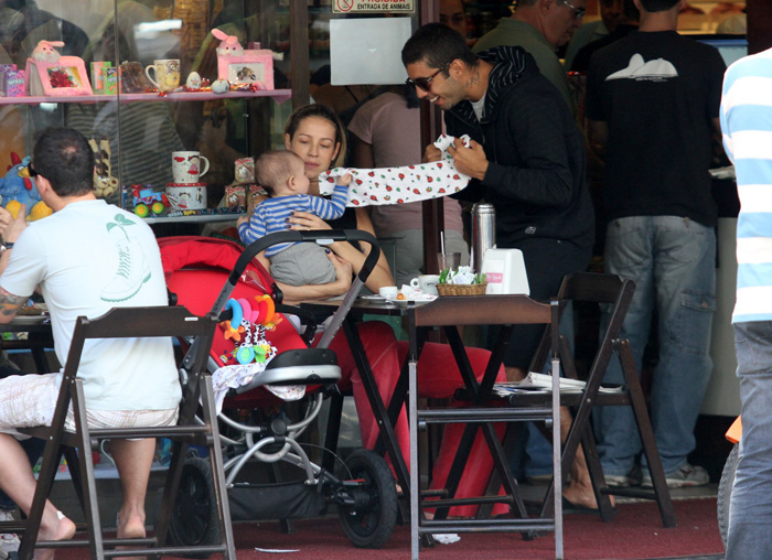 Luana Piovani chupa chupeta durante café da manhã