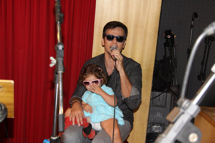 Otaviano Costa leva a filha para ensaio de show beneficente