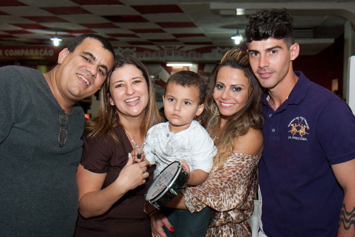 Com look comportado, Viviane Araújo curte a família no Salgueiro