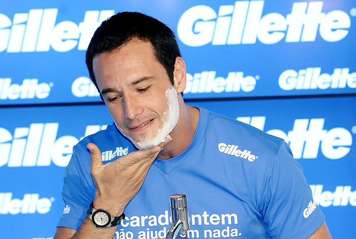 Rodrigo Santoro tirou a barba e ficou de cara limpa no evento da Gilette