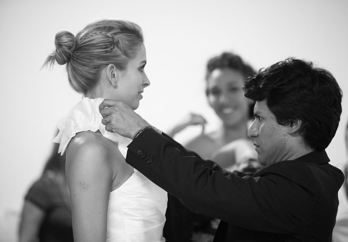 Candidatas ao Miss Brasil 2012 fazem desfile vestidas de noivas