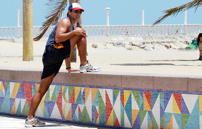 Rafael Calomeni corre na praia em Fortaleza