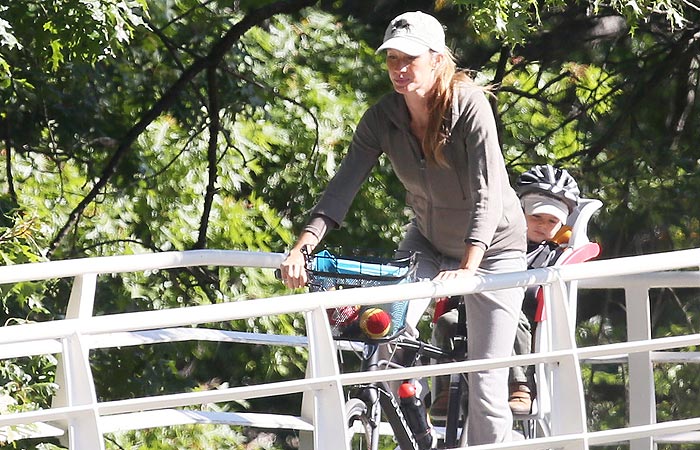 Gisele Bündchen anda de bicicleta na companhia do filho Benjamin
