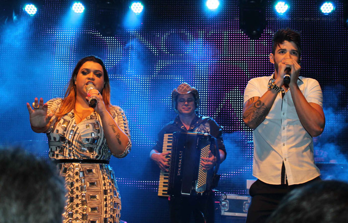 Preta Gil canta com Gusttavo Lima em evento Ofuxico