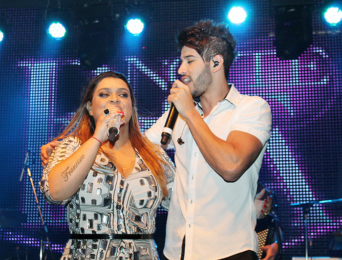 Preta Gil canta com Gusttavo Lima em evento